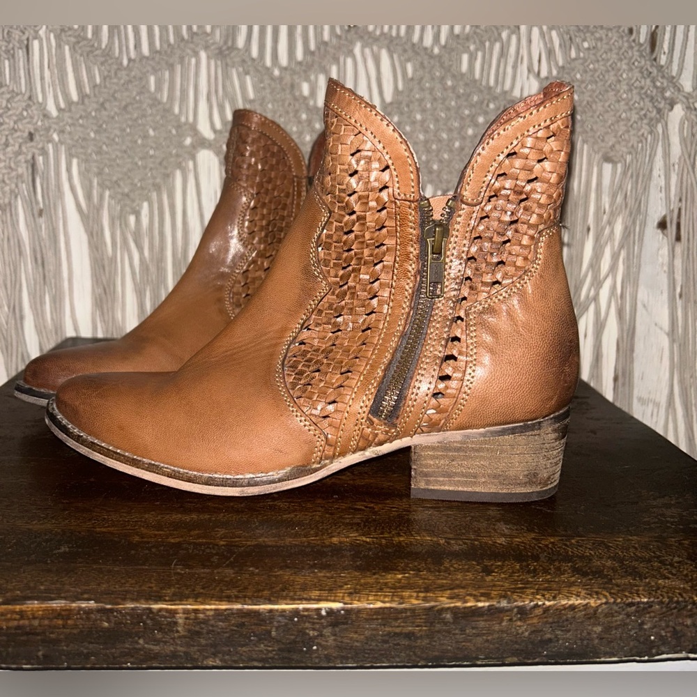 🤠Seychelles Leather Distressed Woven Booties🤠 - Picture 7 of 10
